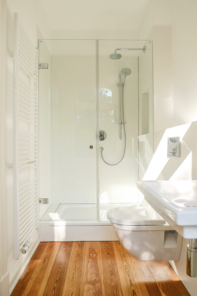 saniertes Badezimmer im Denkmalschutz mit Pitchpine Dielenboden